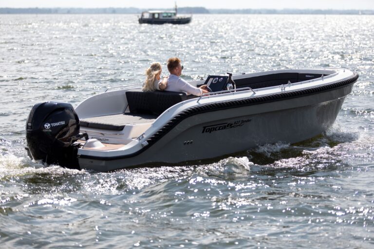 Topcraft 627 Tender met opvarenden tijdens een vaartocht.