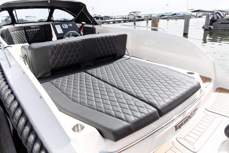 Achterzonnedek met gecapitonneerde kussens in de Topcraft 627 Tender.