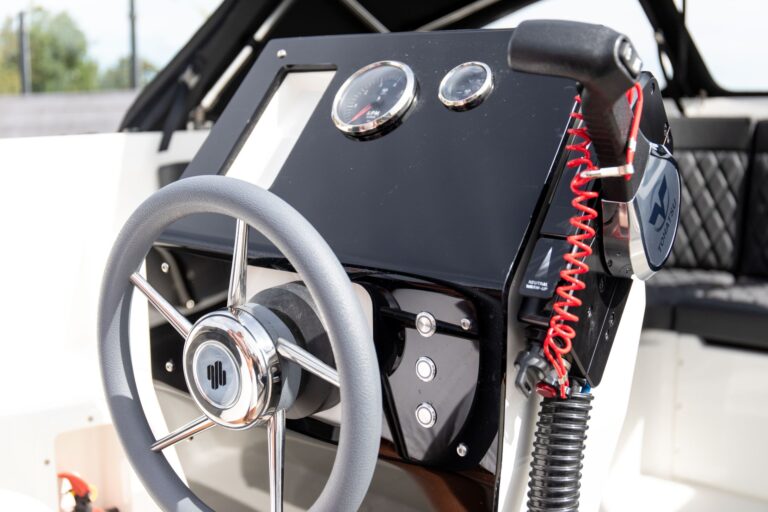 Stuurwiel, instrumenten en bediening van de Topcraft 627 Tender.