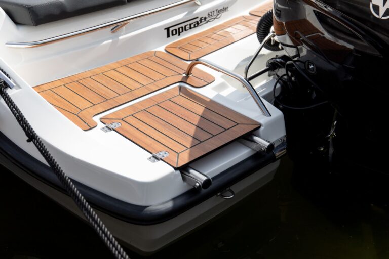 Zwemplateau en zwemtrap naast de buitenboordmotor van de Topcraft 627 Tender.