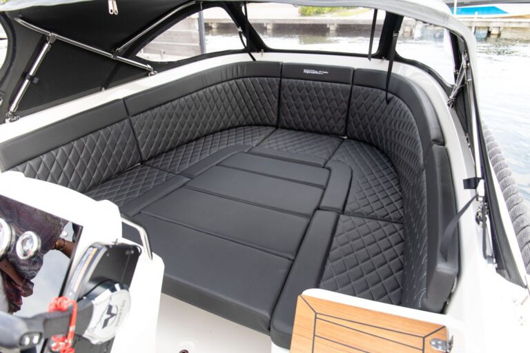 Voorste rondzit met zonnedekvulling in de afgebeelde Topcraft 627 Tender.
