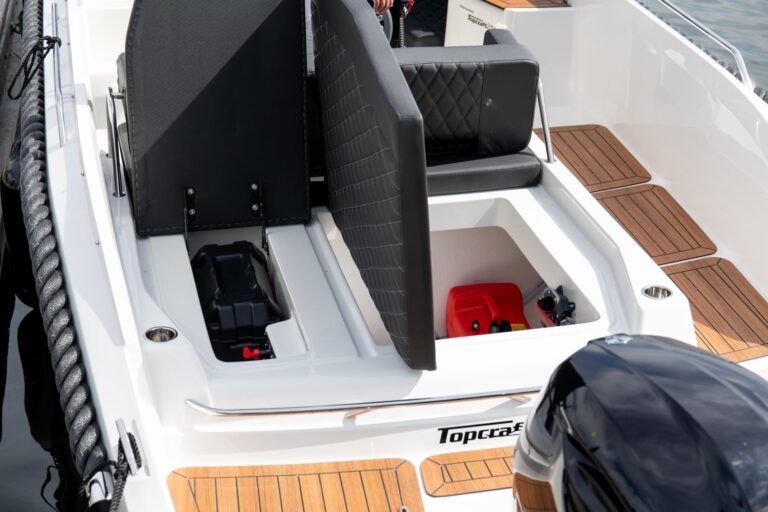 Open opbergruimte onder de achterste kussens van de Topcraft 627 Tender.
